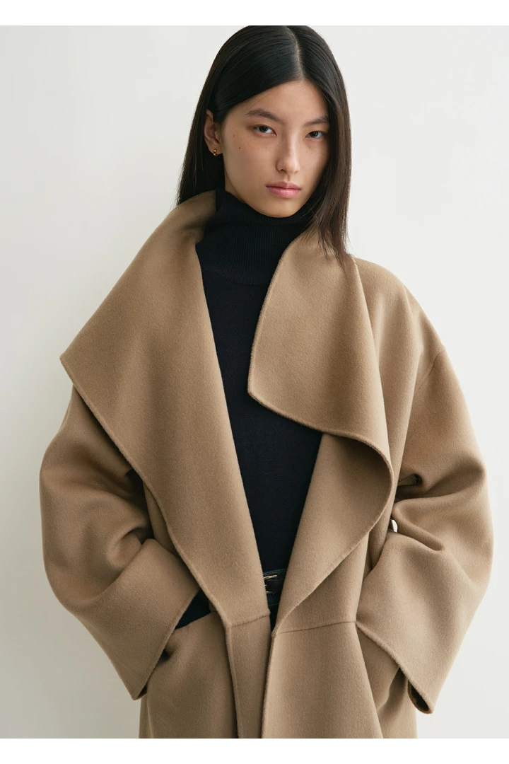 TOTEME 시그니처 울 캐시미어 코트 트러플의 트러플컬러 3번쨰 이미지입니다.