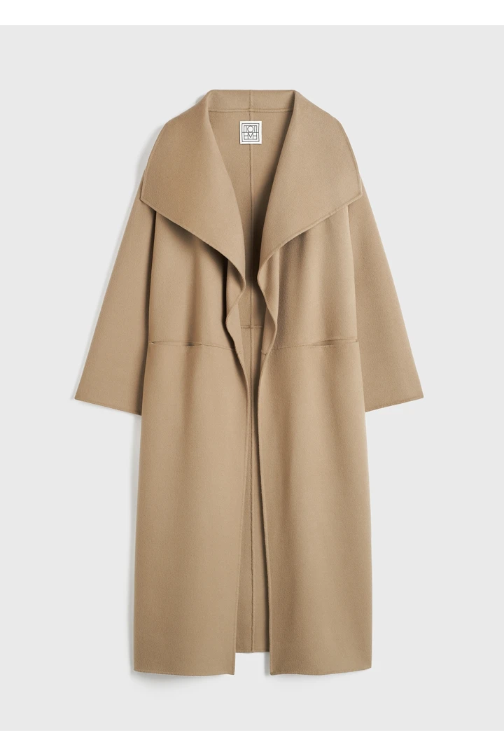 TOTEME 시그니처 울 캐시미어 코트 트러플의 트러플컬러 4번쨰 이미지입니다.