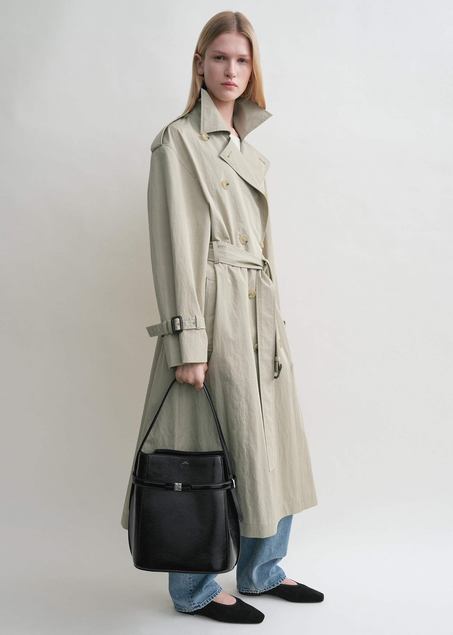 TOTEME 벨티드 나플락-레더 버킷백 블랙의 블랙컬러 1번쨰 이미지입니다.