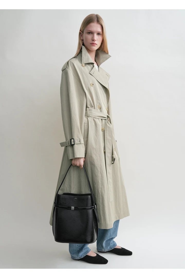 TOTEME 벨티드 나플락-레더 버킷백 블랙의 블랙컬러 1번쨰 이미지입니다.