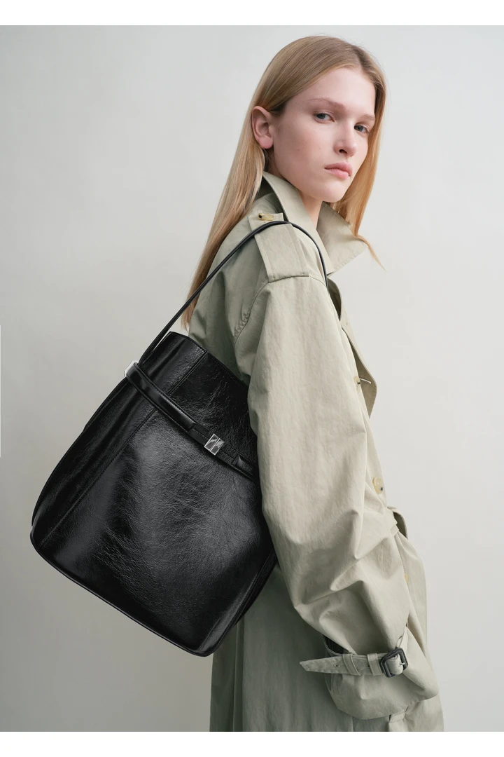 TOTEME 벨티드 나플락-레더 버킷백 블랙의 블랙컬러 2번쨰 이미지입니다.