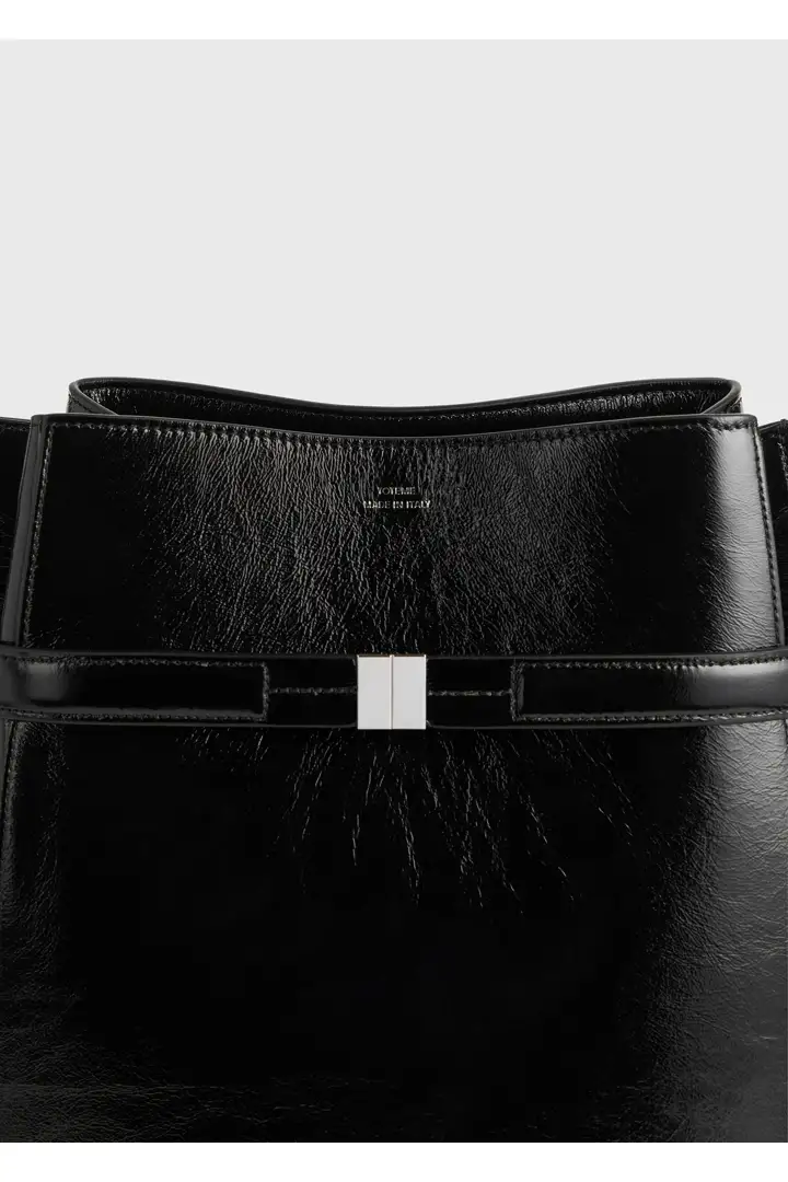 TOTEME 벨티드 나플락-레더 버킷백 블랙의 블랙컬러 4번쨰 이미지입니다.