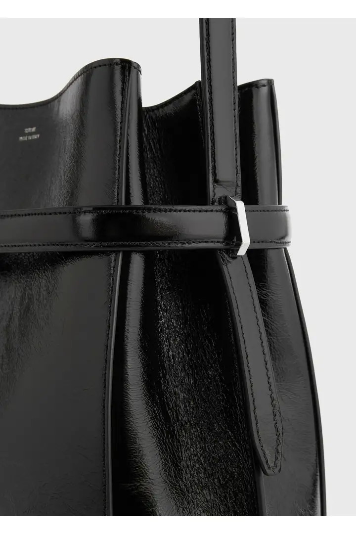 TOTEME 벨티드 나플락-레더 버킷백 블랙의 블랙컬러 5번쨰 이미지입니다.