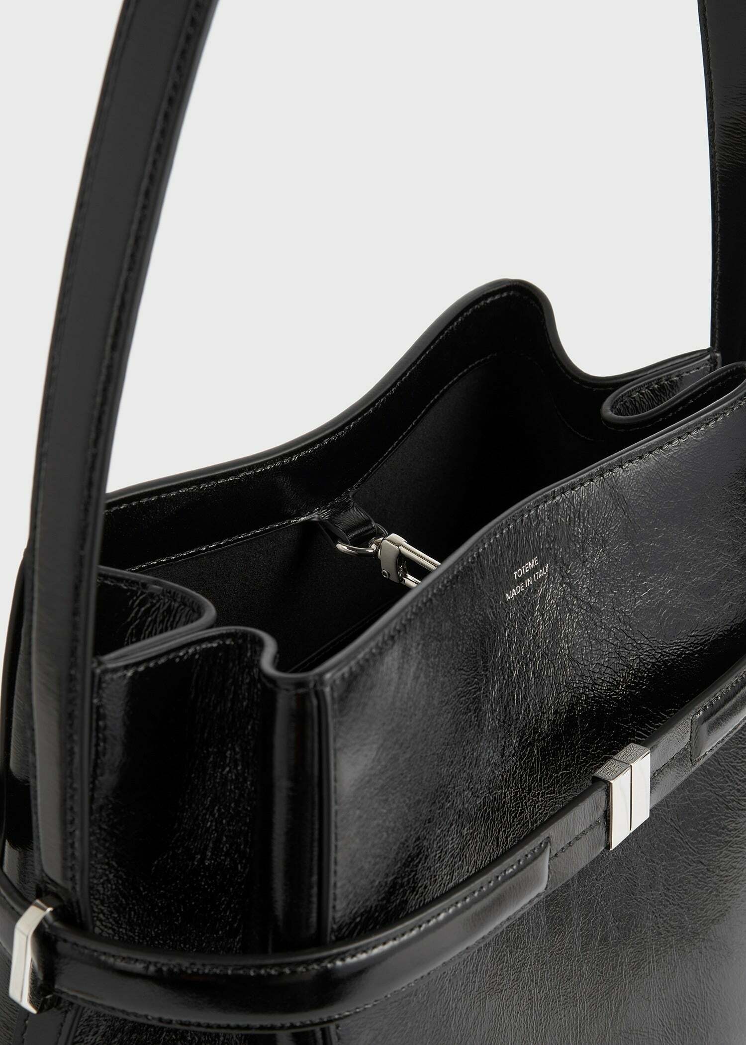 TOTEME 벨티드 나플락-레더 버킷백 블랙의 블랙컬러 6번쨰 이미지입니다.