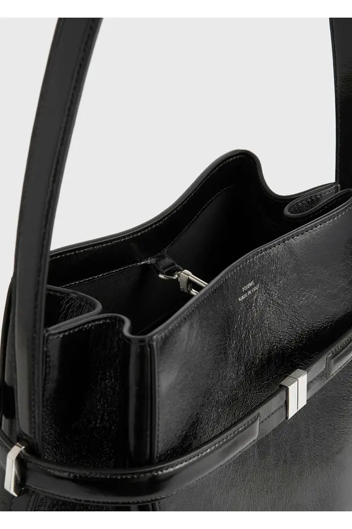 TOTEME 벨티드 나플락-레더 버킷백 블랙의 블랙컬러 6번쨰 이미지입니다.