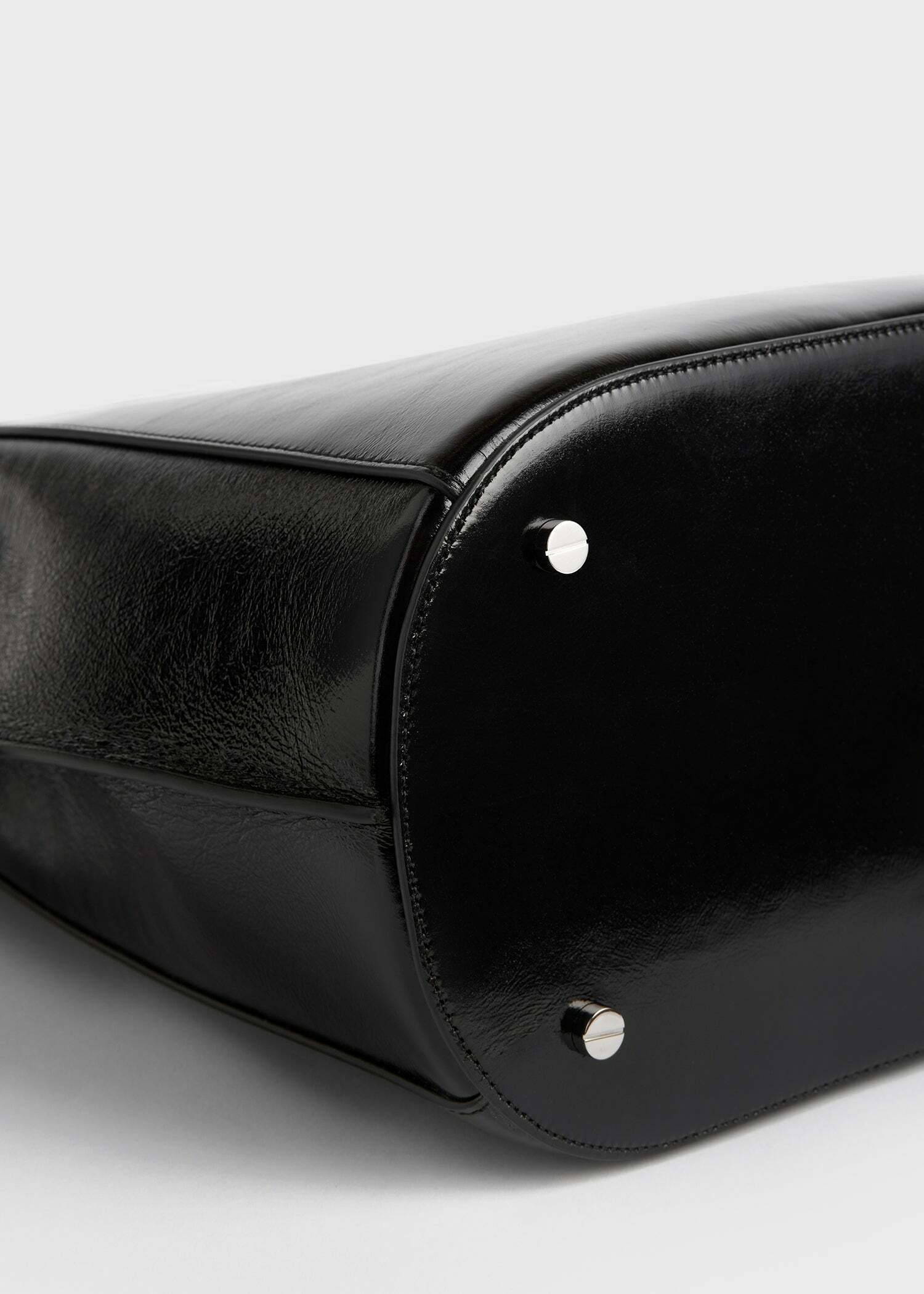 TOTEME 벨티드 나플락-레더 버킷백 블랙의 블랙컬러 7번쨰 이미지입니다.