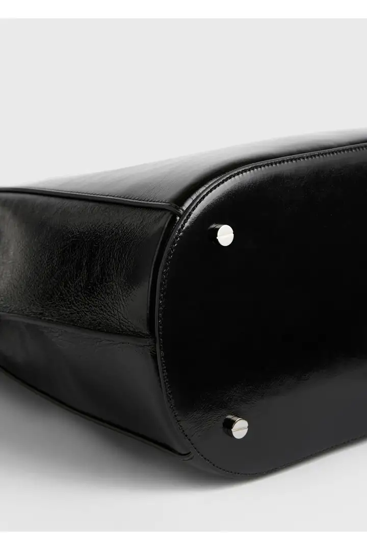 TOTEME 벨티드 나플락-레더 버킷백 블랙의 블랙컬러 7번쨰 이미지입니다.