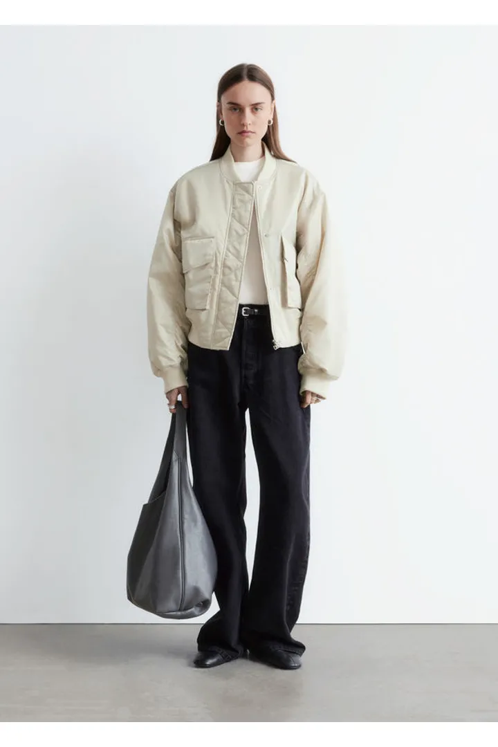 앤아더스토리즈 패디드 보머 자켓의 베이지컬러 ECOMLook입니다.