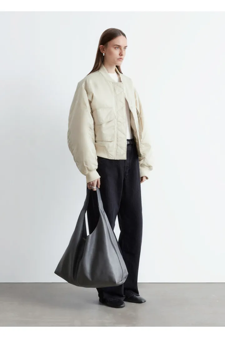 앤아더스토리즈 패디드 보머 자켓의 베이지컬러 ECOMLook입니다.