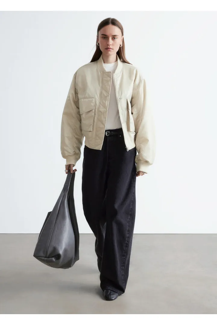 앤아더스토리즈 패디드 보머 자켓의 베이지컬러 ECOMLook입니다.