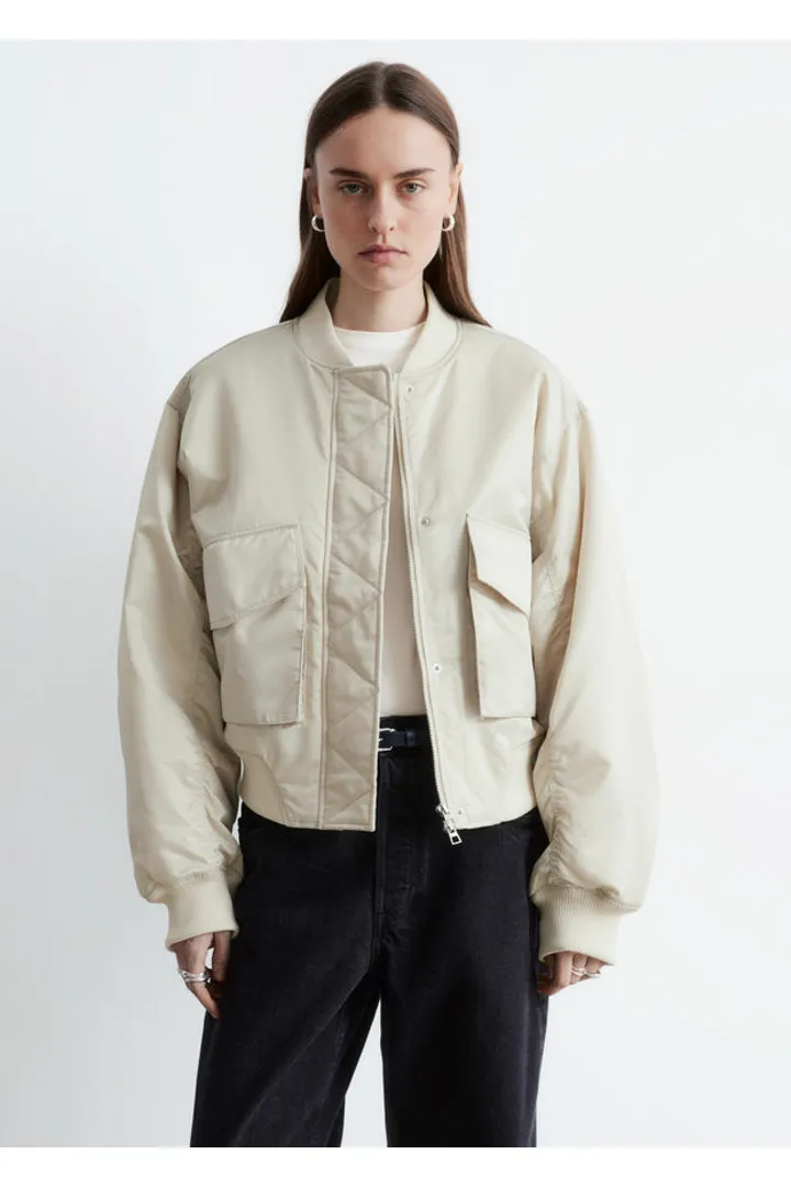앤아더스토리즈 패디드 보머 자켓의 베이지컬러 ECOMLook입니다.
