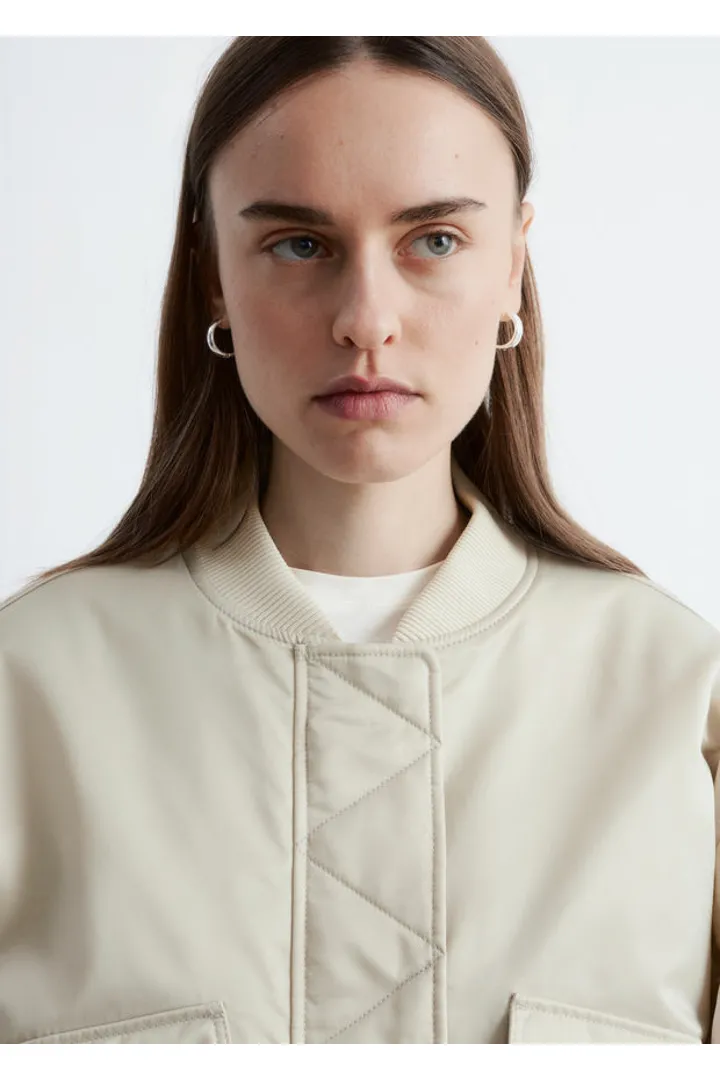앤아더스토리즈 패디드 보머 자켓의 베이지컬러 ECOMLook입니다.