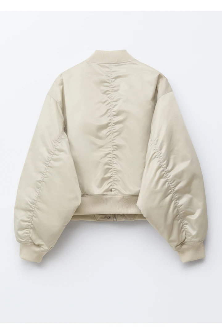 앤아더스토리즈 패디드 보머 자켓의 베이지컬러 Product입니다.