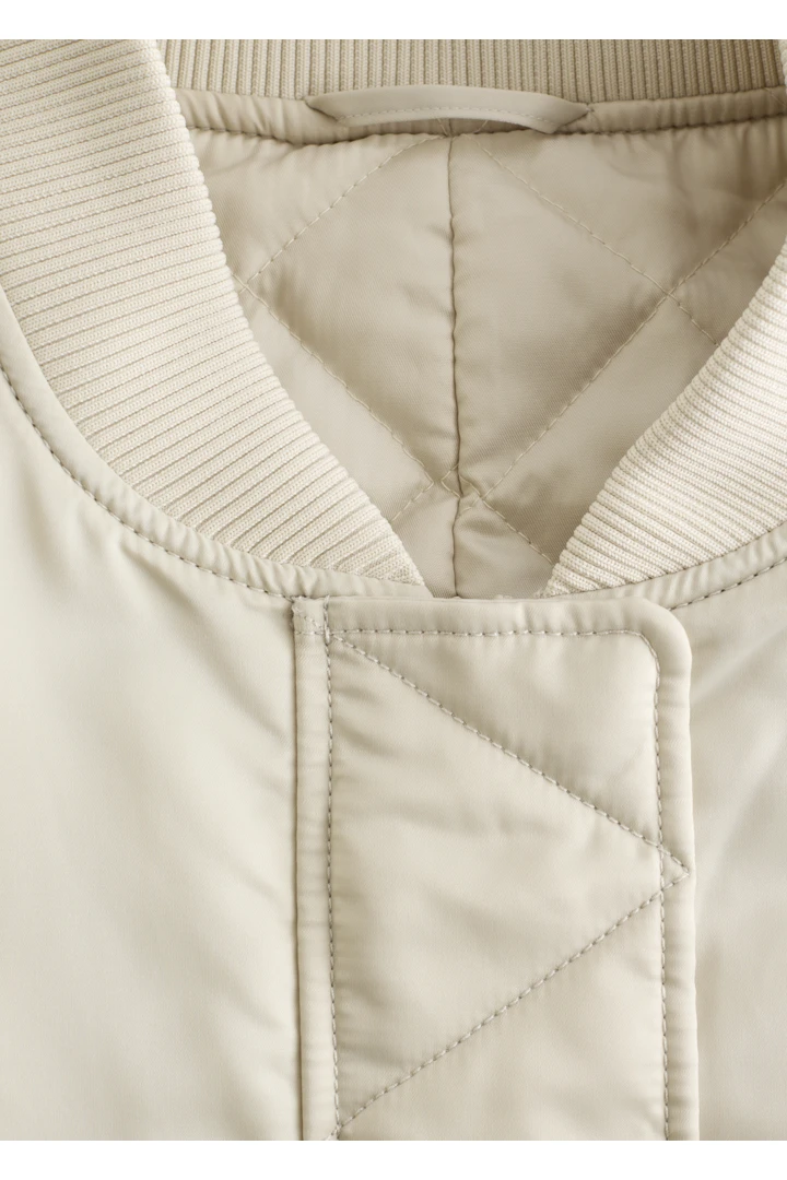 앤아더스토리즈 패디드 보머 자켓의 베이지컬러 Detail입니다.