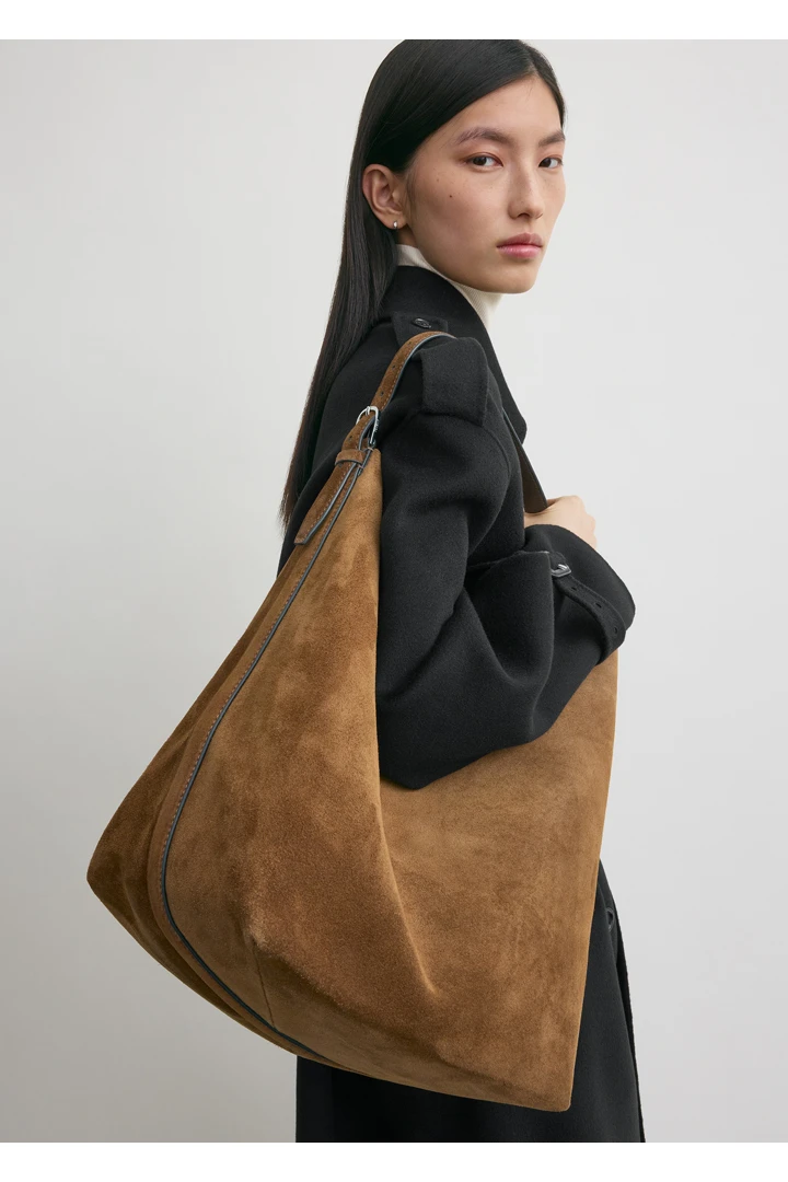 TOTEME 벨티드 토트백 탄의 탄컬러 2번쨰 이미지입니다.