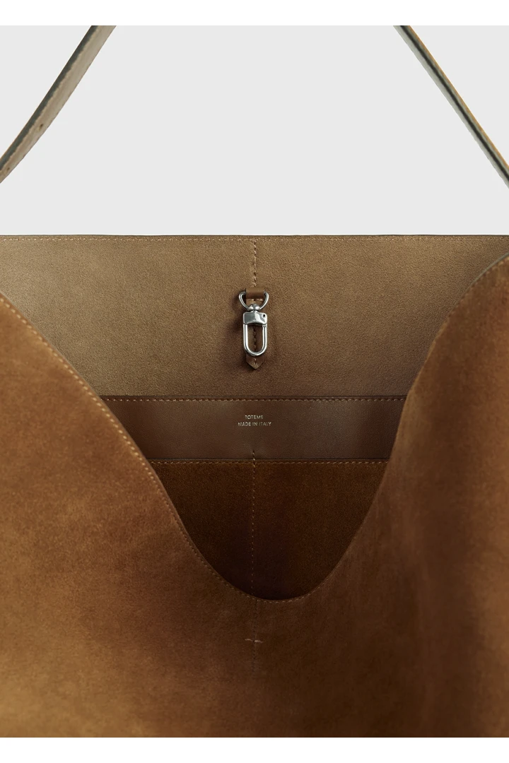 TOTEME 벨티드 토트백 탄의 탄컬러 4번쨰 이미지입니다.