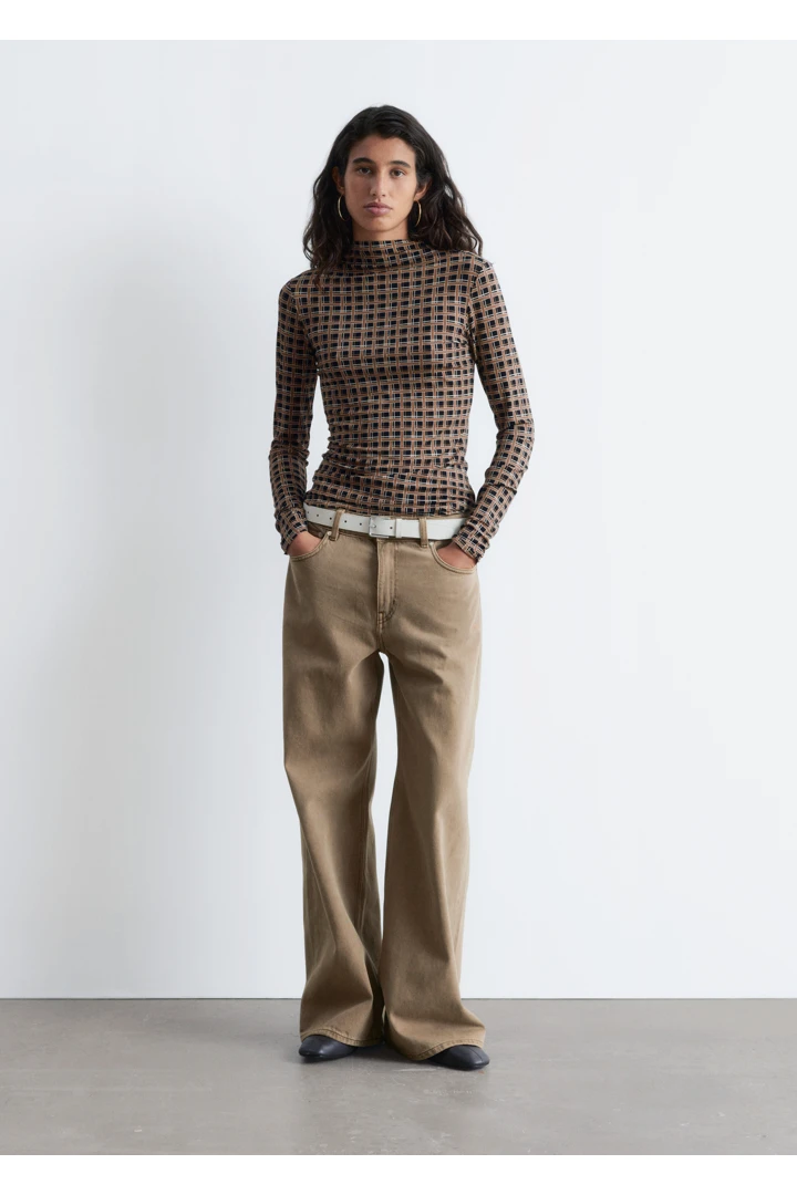 앤아더스토리즈 모크 넥 탑의 블랙, 브라운 체크컬러 ECOMLook입니다.