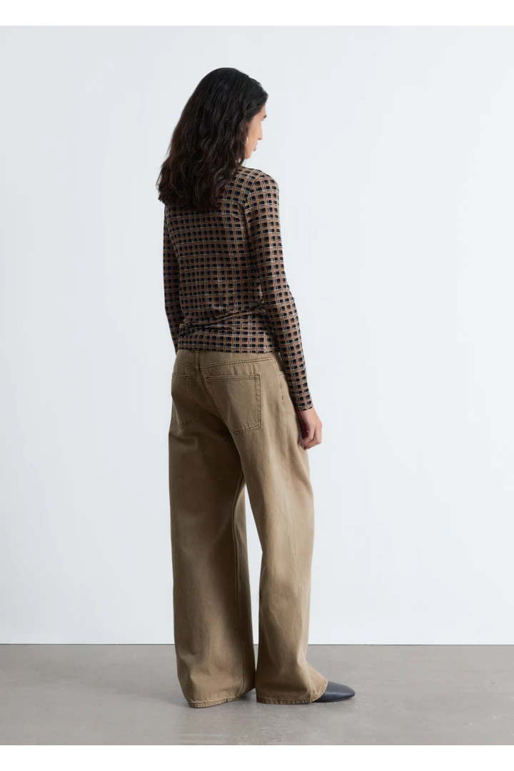 앤아더스토리즈 모크 넥 탑의 블랙, 브라운 체크컬러 ECOMLook입니다.