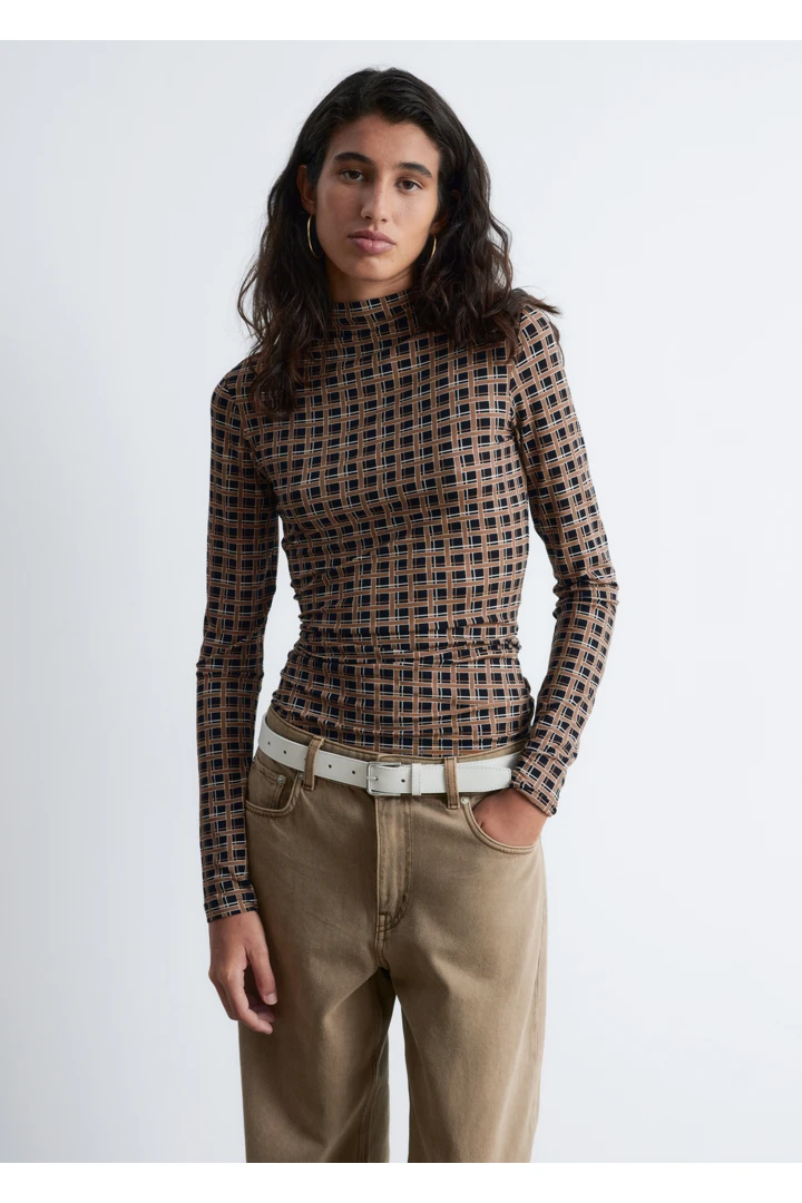 앤아더스토리즈 모크 넥 탑의 블랙, 브라운 체크컬러 ECOMLook입니다.