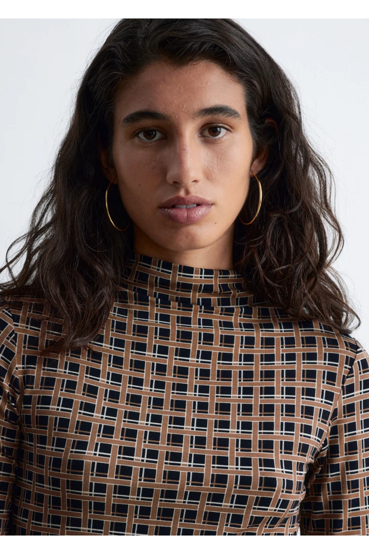 앤아더스토리즈 모크 넥 탑의 블랙, 브라운 체크컬러 ECOMLook입니다.