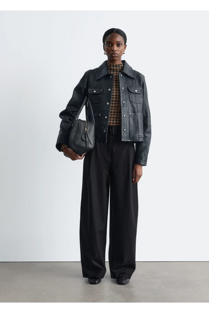 앤아더스토리즈 모크 넥 탑의 블랙, 브라운 체크컬러 ECOMLook입니다.