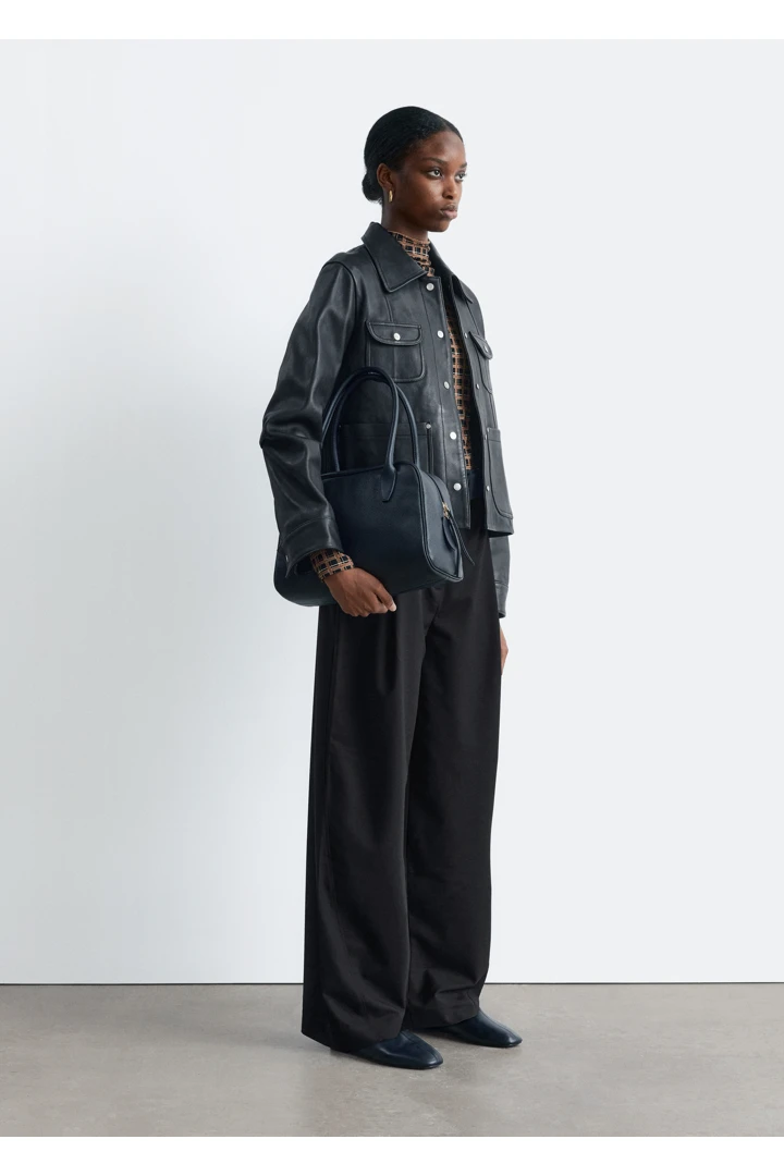 앤아더스토리즈 모크 넥 탑의 블랙, 브라운 체크컬러 ECOMLook입니다.