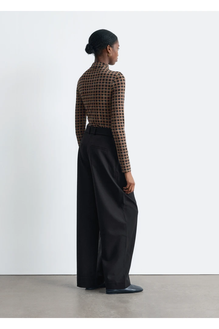 앤아더스토리즈 모크 넥 탑의 블랙, 브라운 체크컬러 ECOMLook입니다.