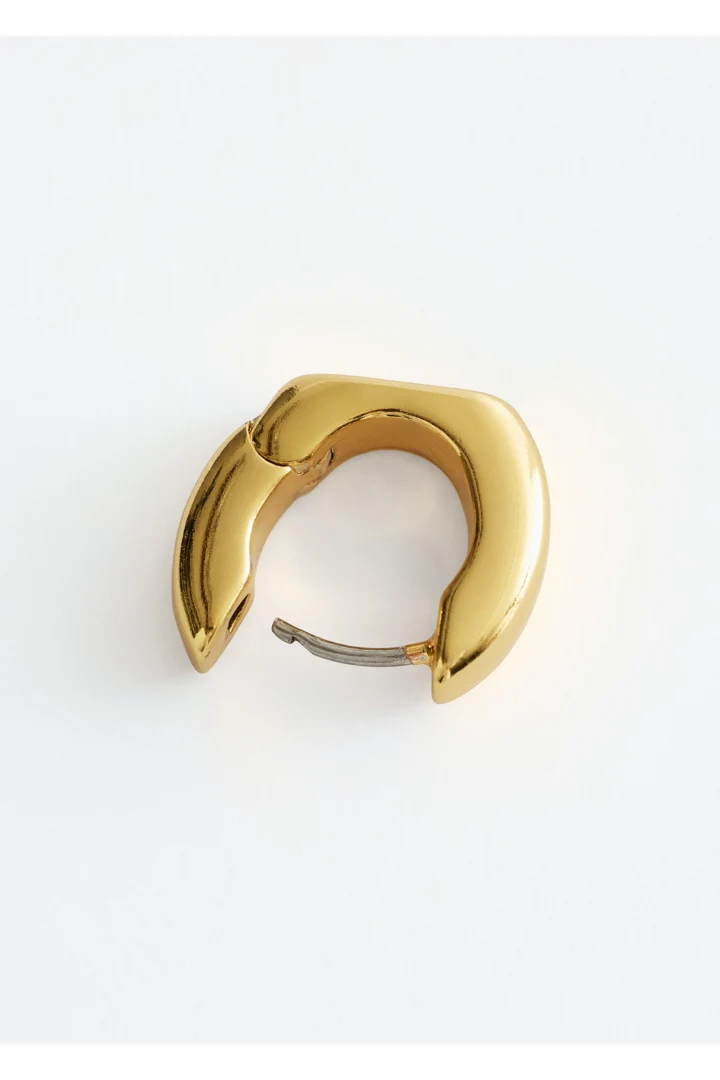 앤아더스토리즈 청키 후프 이어링의 골드컬러 Product입니다.