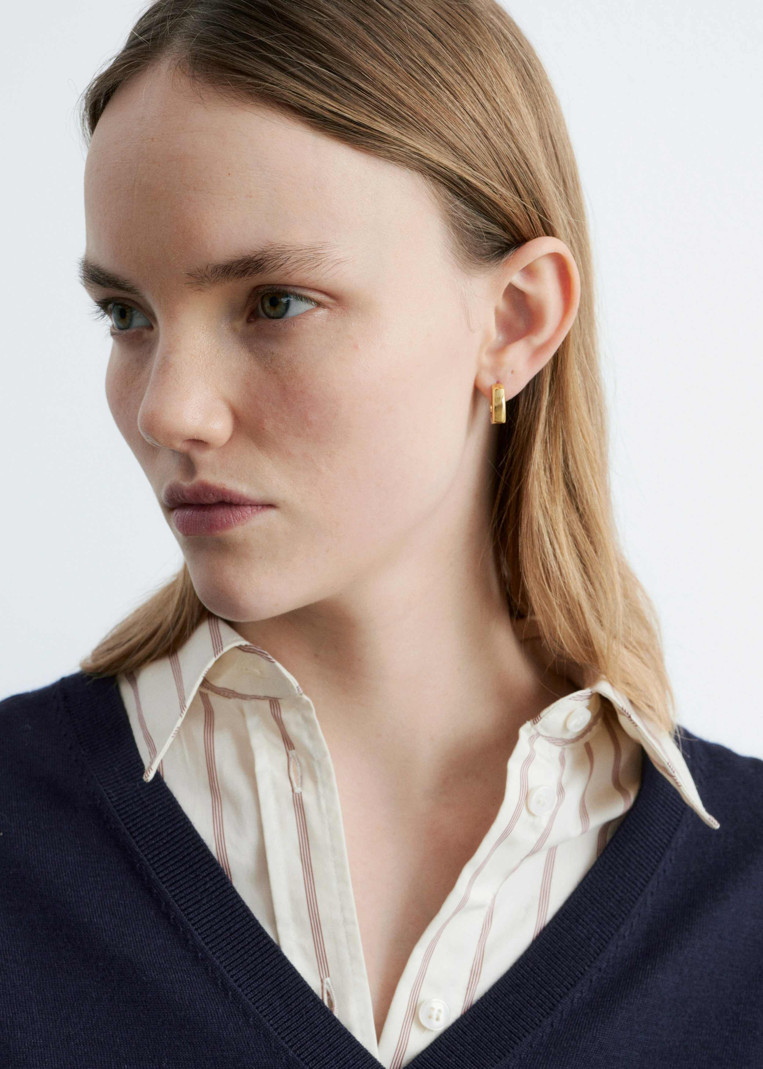 앤아더스토리즈 청키 후프 이어링의 골드컬러 ECOMLook입니다.