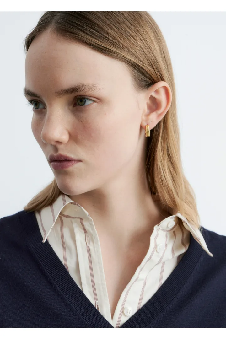 앤아더스토리즈 청키 후프 이어링의 골드컬러 ECOMLook입니다.