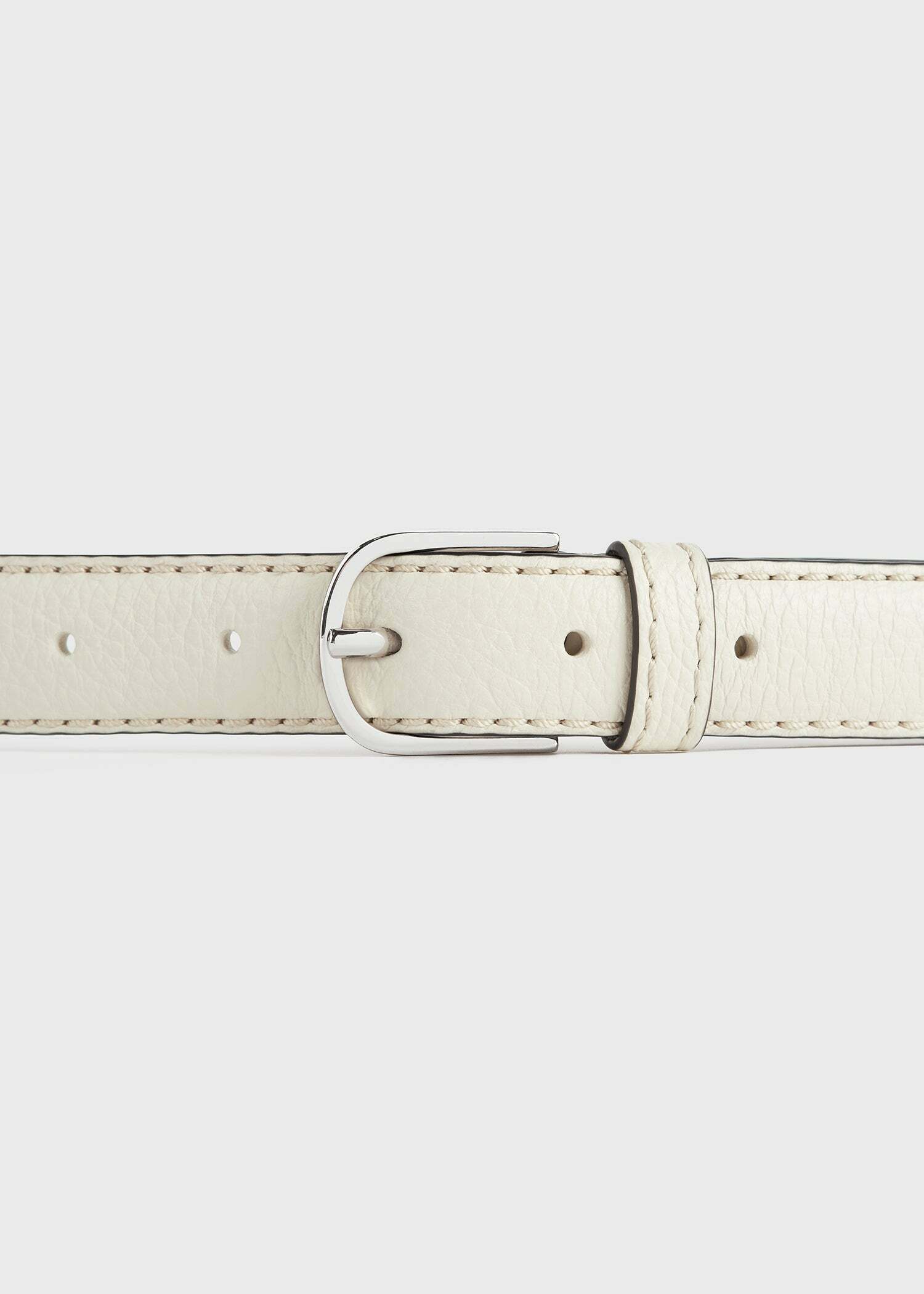 TOTEME 슬림 트라우저 레더 벨트 밀크의 밀크컬러 3번쨰 이미지입니다.