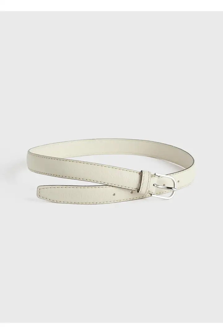 TOTEME 슬림 트라우저 레더 벨트 밀크의 밀크컬러 4번쨰 이미지입니다.