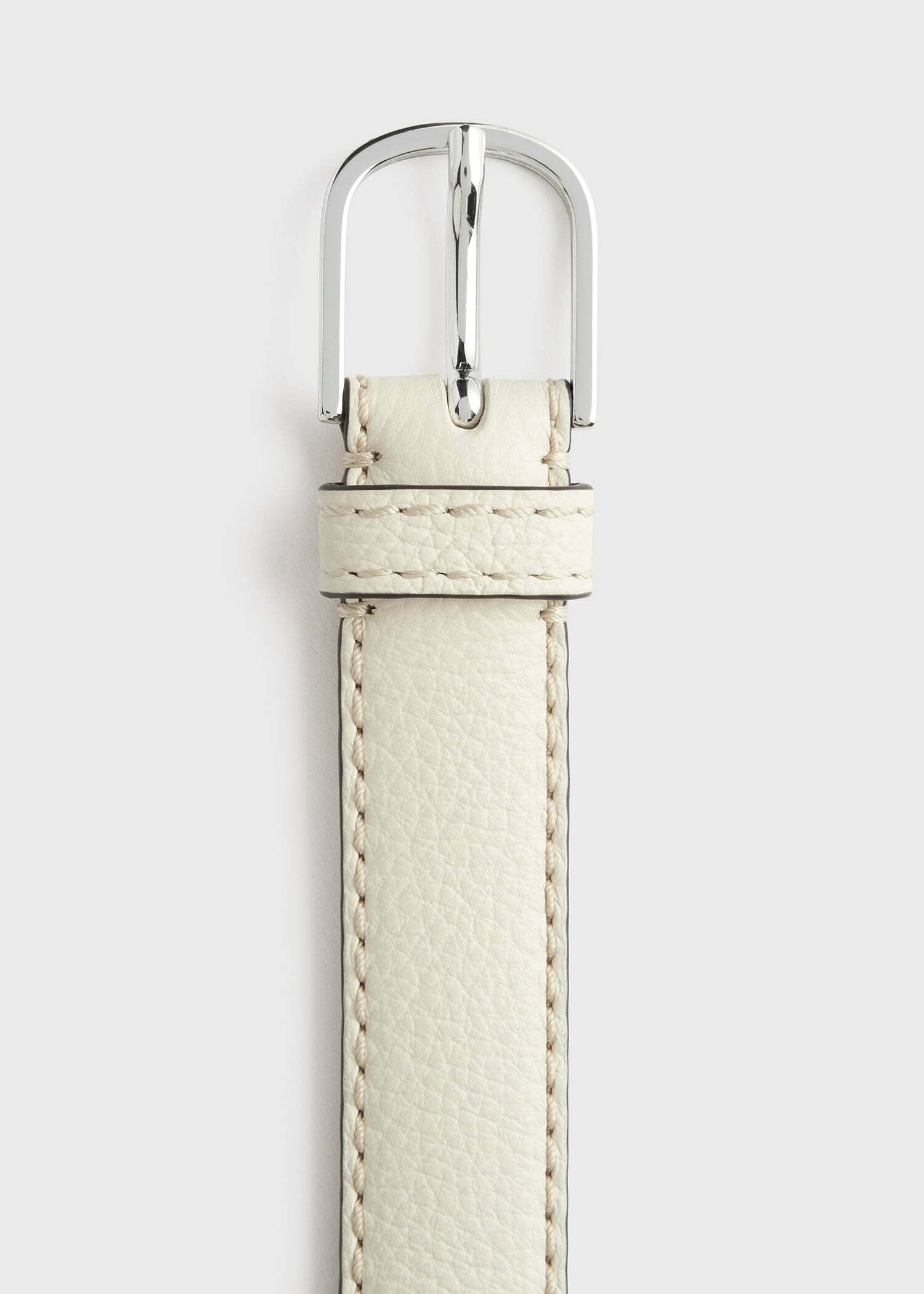 TOTEME 슬림 트라우저 레더 벨트 밀크의 밀크컬러 5번쨰 이미지입니다.