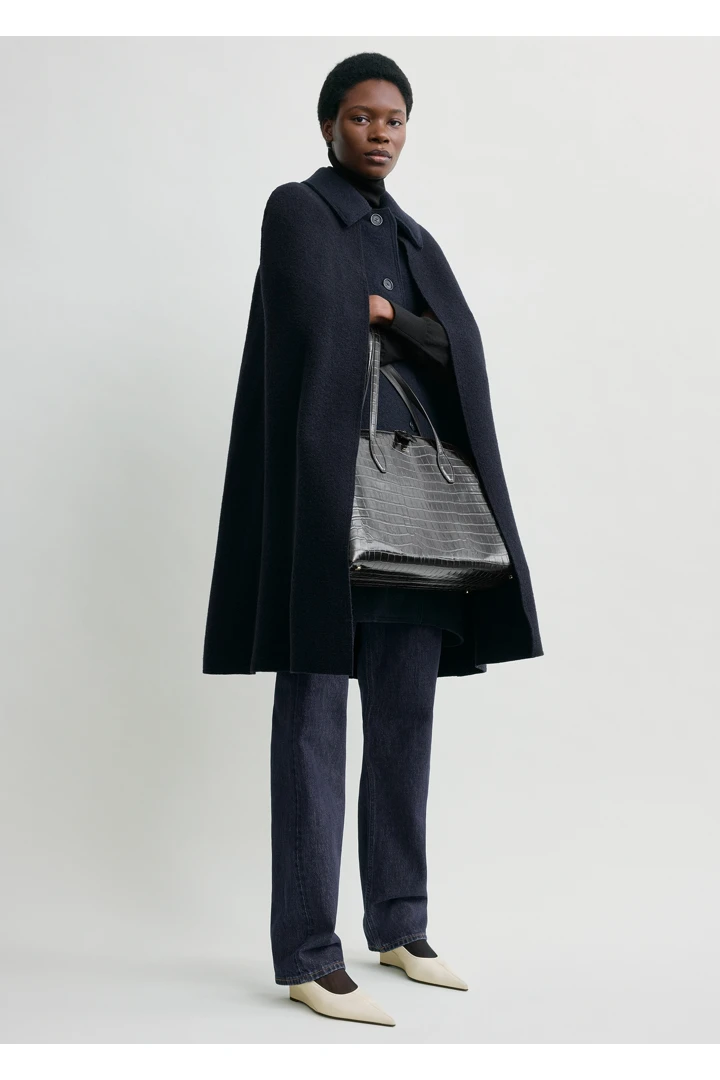 TOTEME 케이프 코트 네이비의 네이비컬러 0번쨰 이미지입니다.