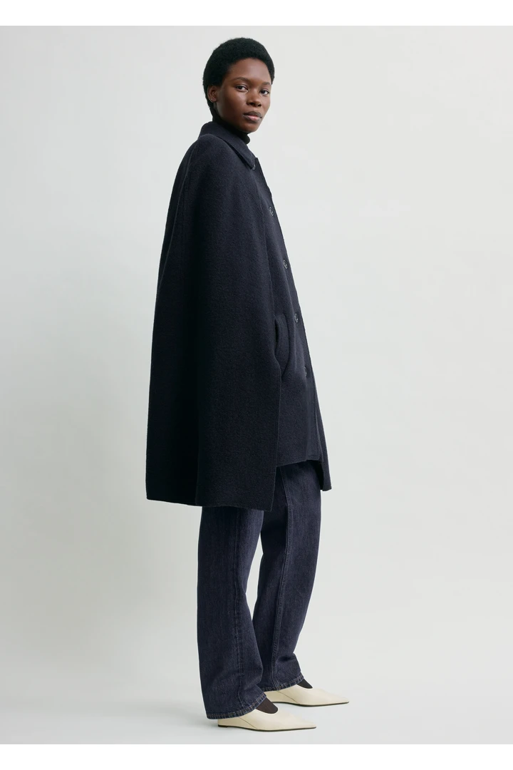 TOTEME 케이프 코트 네이비의 네이비컬러 1번쨰 이미지입니다.