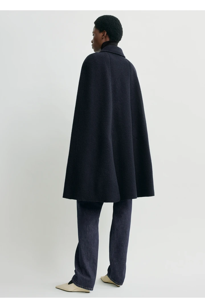 TOTEME 케이프 코트 네이비의 네이비컬러 2번쨰 이미지입니다.