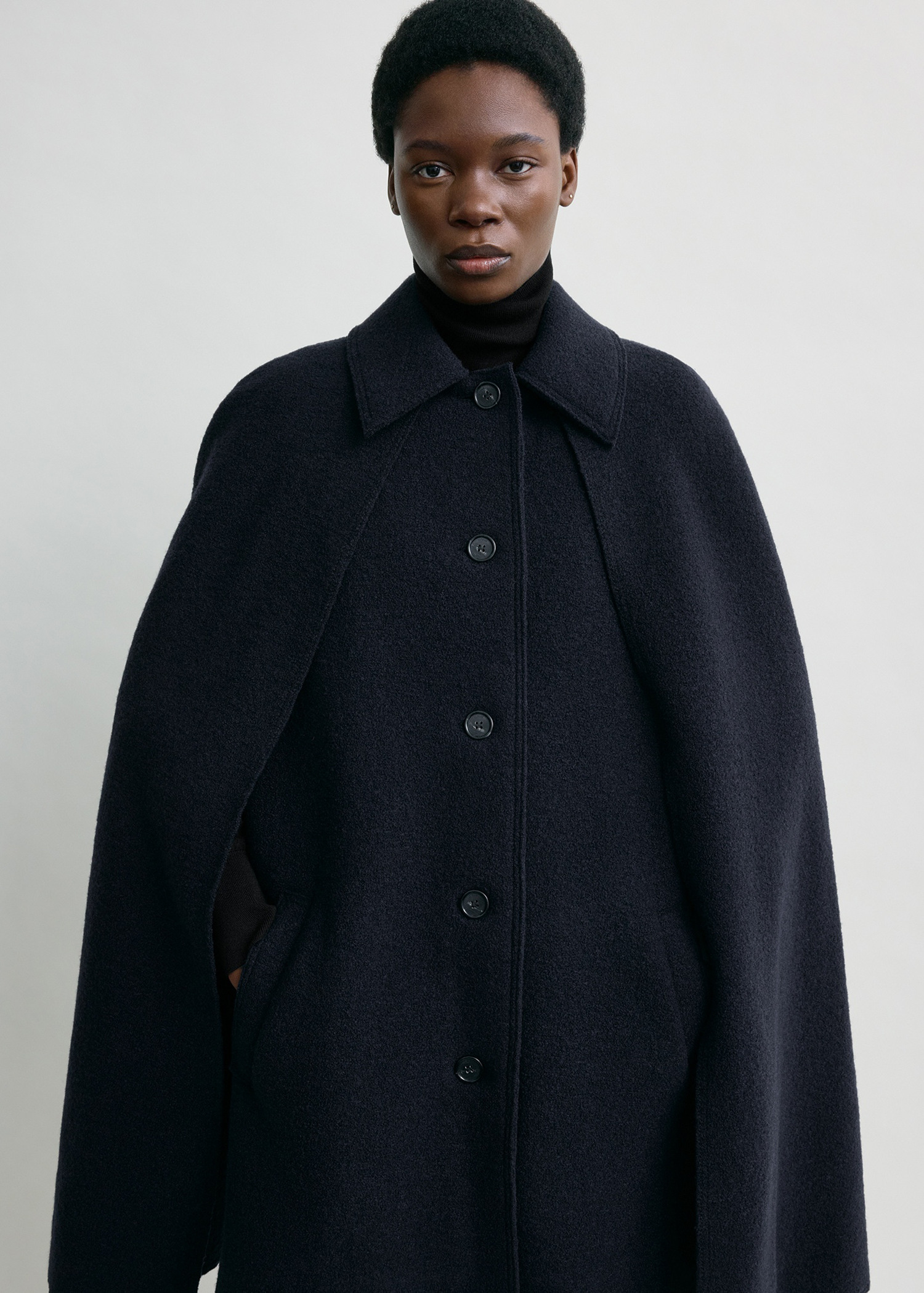 TOTEME 케이프 코트 네이비의 네이비컬러 3번쨰 이미지입니다.