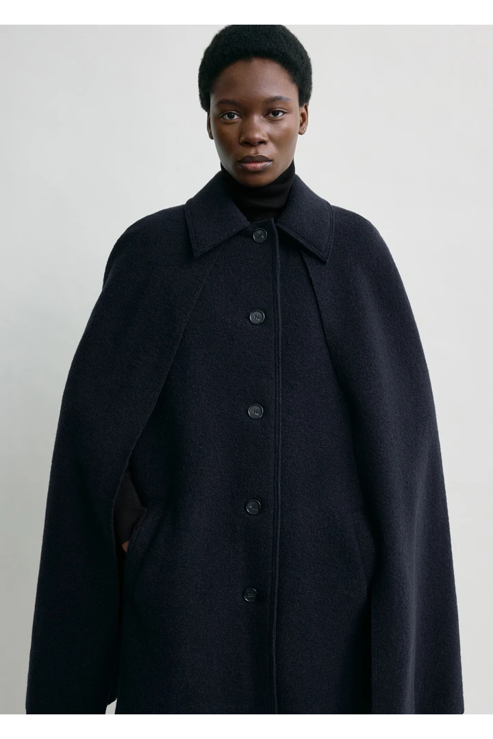 TOTEME 케이프 코트 네이비의 네이비컬러 3번쨰 이미지입니다.