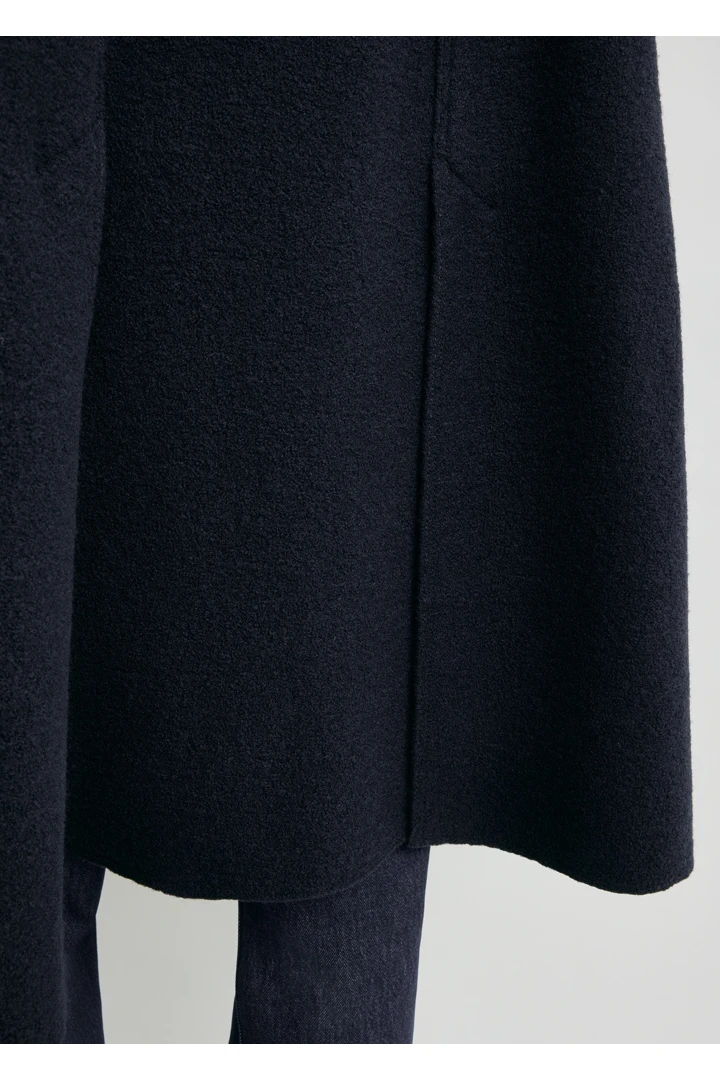 TOTEME 케이프 코트 네이비의 네이비컬러 4번쨰 이미지입니다.