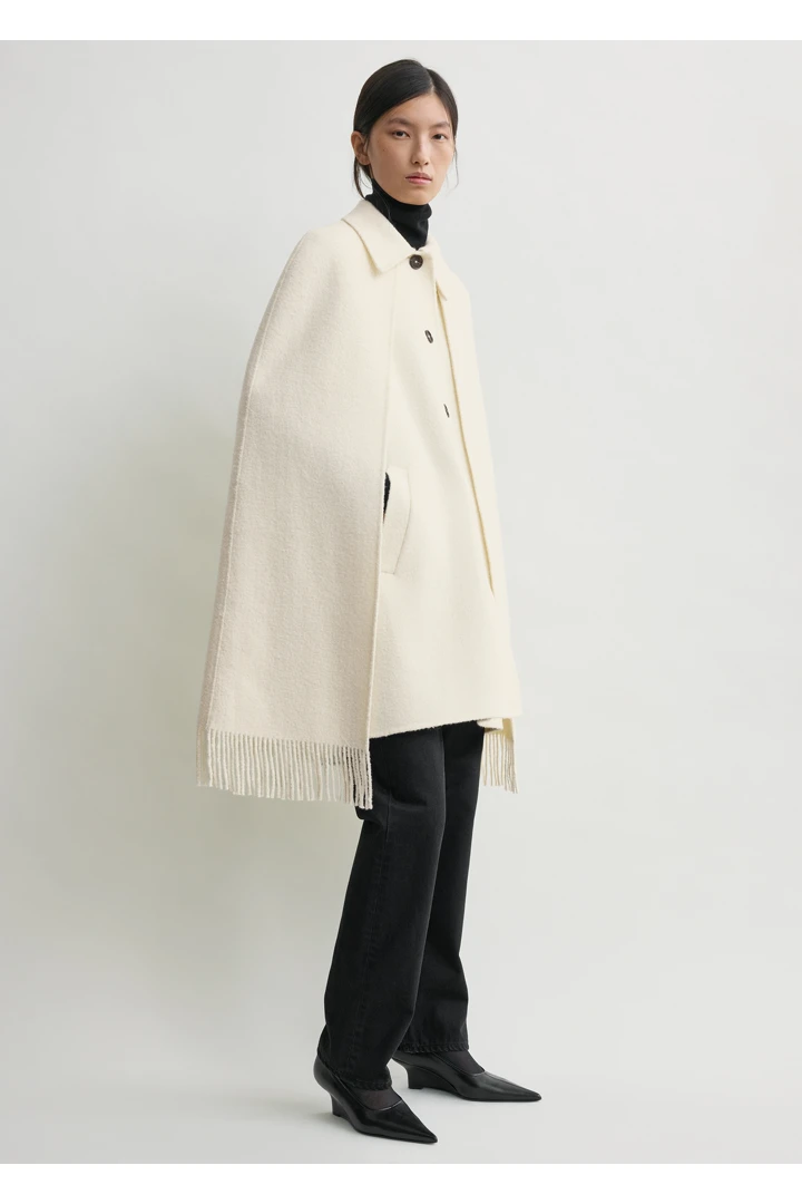 TOTEME 프린지 케이프 코트 윈터 화이트의 윈터 화이트컬러 1번쨰 이미지입니다.
