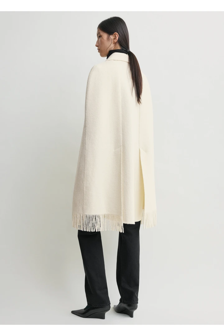 TOTEME 프린지 케이프 코트 윈터 화이트의 윈터 화이트컬러 2번쨰 이미지입니다.