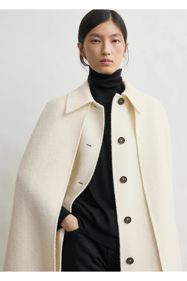 TOTEME 프린지 케이프 코트 윈터 화이트의 윈터 화이트컬러 3번쨰 이미지입니다.