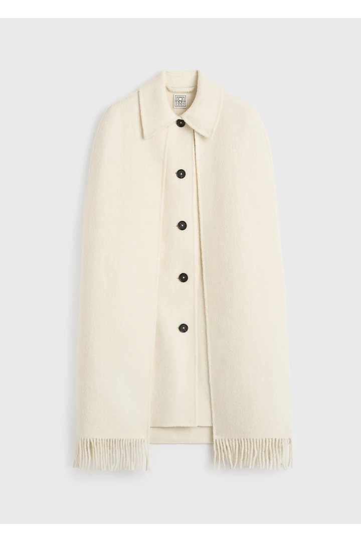 TOTEME 프린지 케이프 코트 윈터 화이트의 윈터 화이트컬러 4번쨰 이미지입니다.