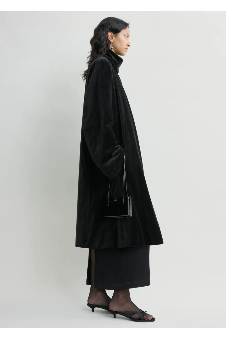 TOTEME 스모킹 코트 블랙의 블랙컬러 1번쨰 이미지입니다.