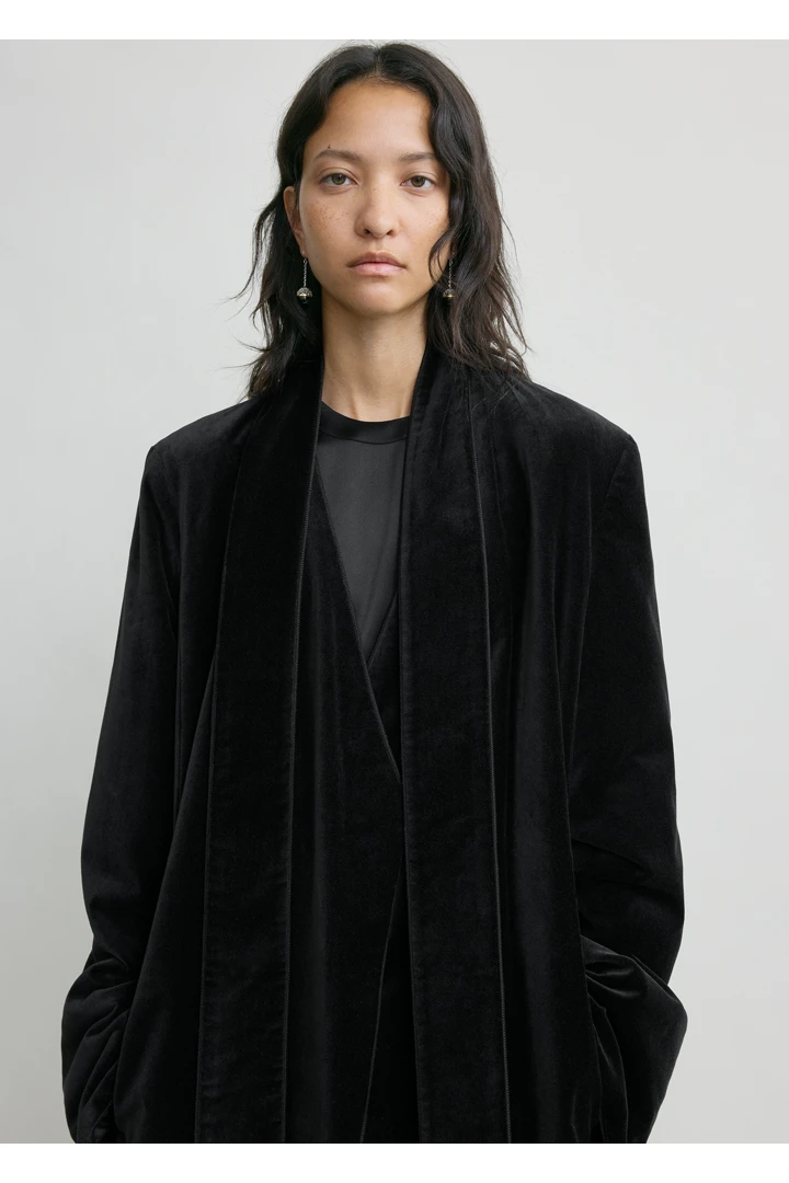 TOTEME 스모킹 코트 블랙의 블랙컬러 3번쨰 이미지입니다.