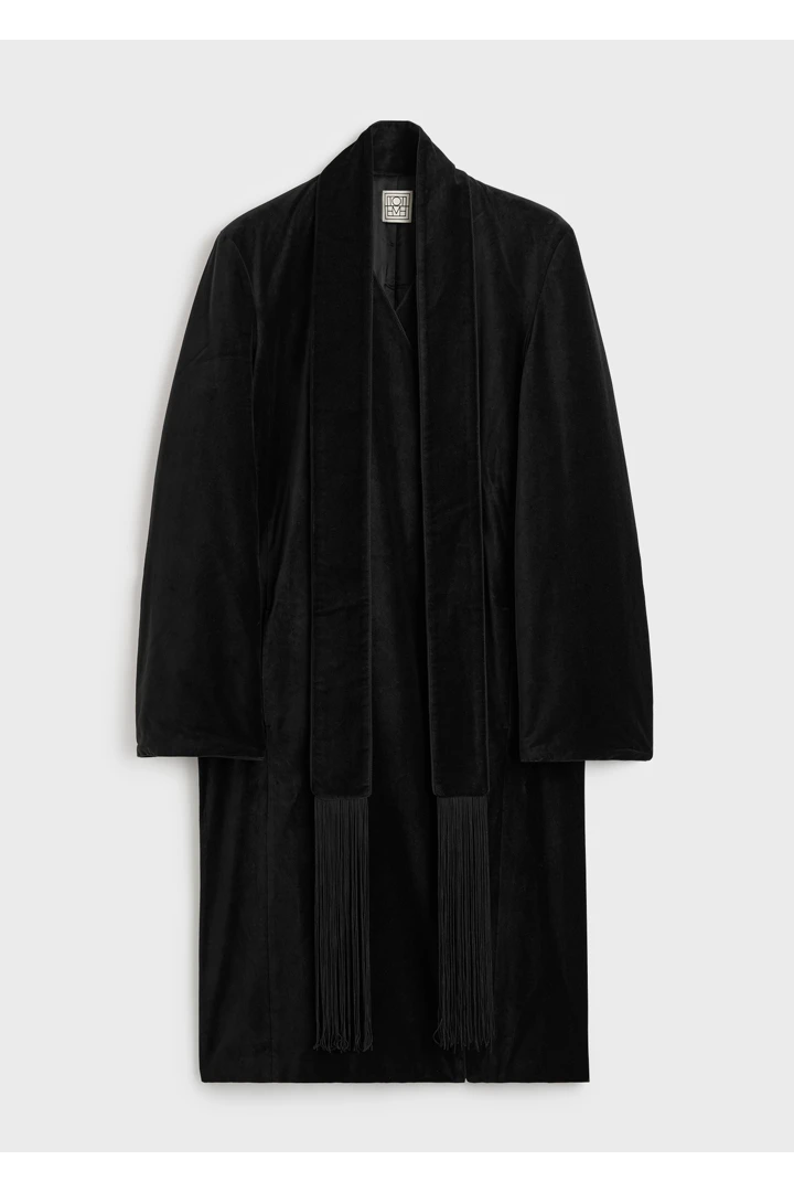 TOTEME 스모킹 코트 블랙의 블랙컬러 4번쨰 이미지입니다.