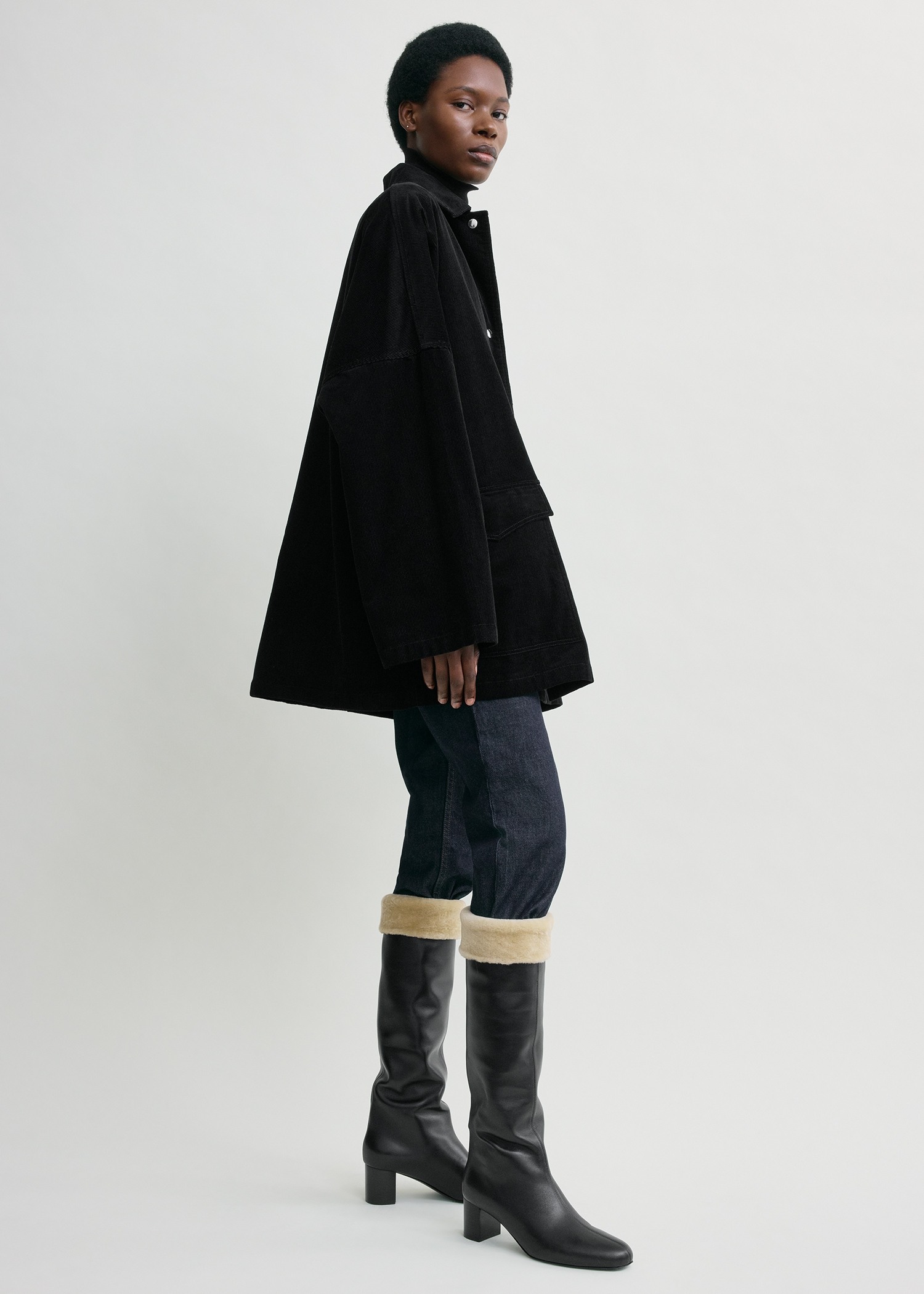 TOTEME 코드 오버셔츠 재킷 블랙의 블랙컬러 1번쨰 이미지입니다.