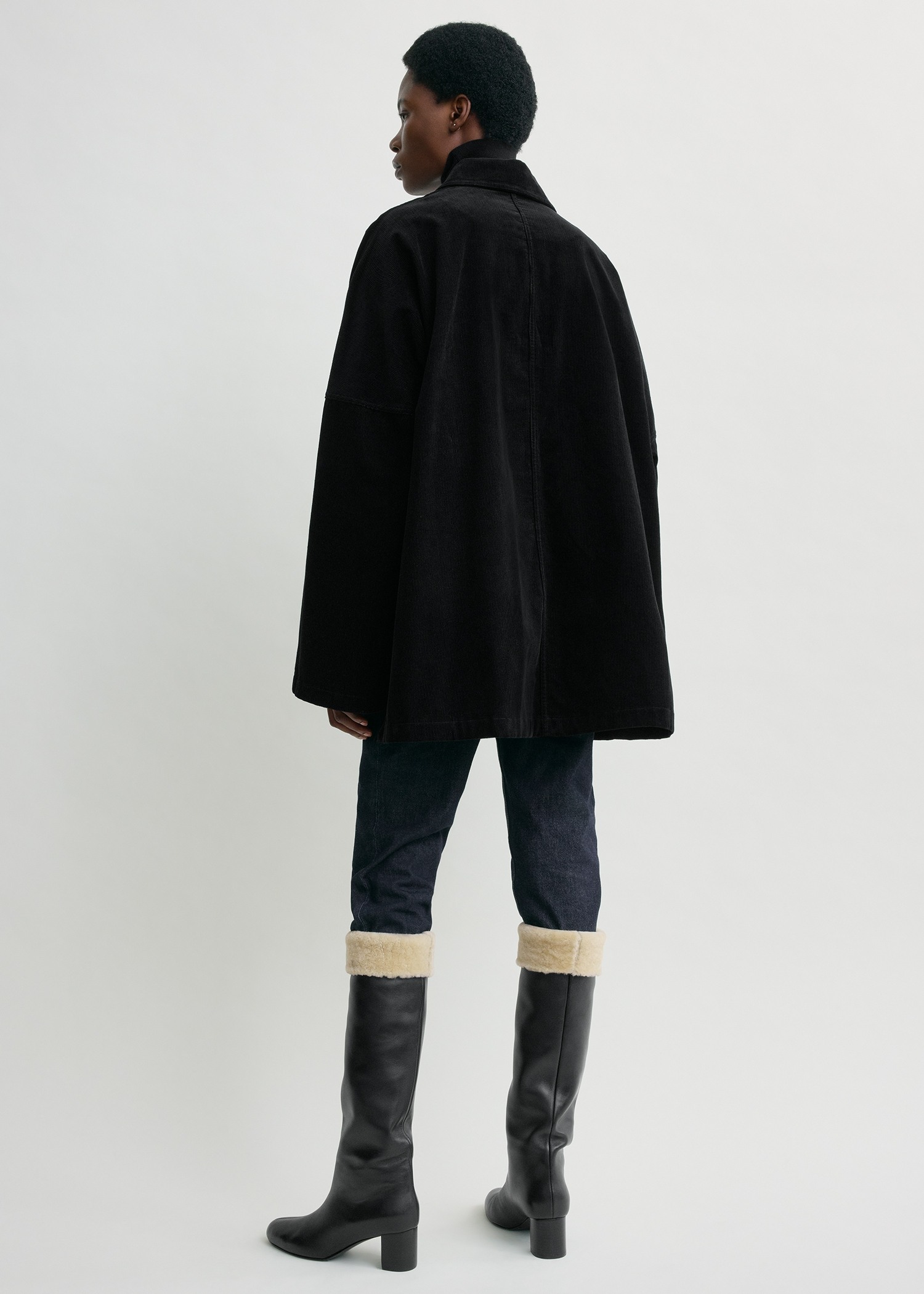 TOTEME 코드 오버셔츠 재킷 블랙의 블랙컬러 2번쨰 이미지입니다.