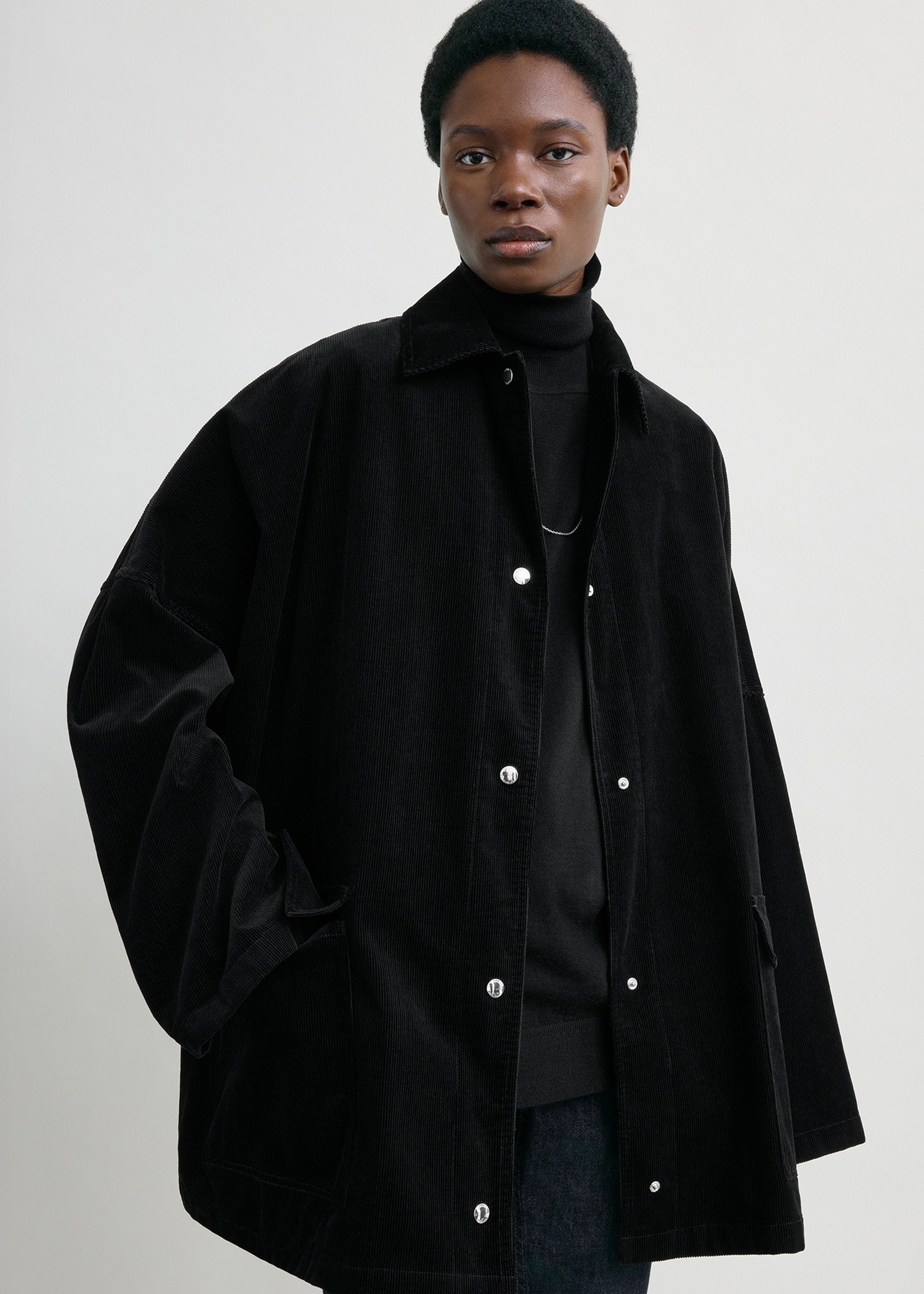 TOTEME 코드 오버셔츠 재킷 블랙의 블랙컬러 3번쨰 이미지입니다.