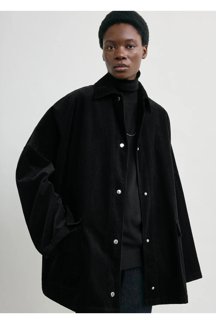 TOTEME 코드 오버셔츠 재킷 블랙의 블랙컬러 3번쨰 이미지입니다.
